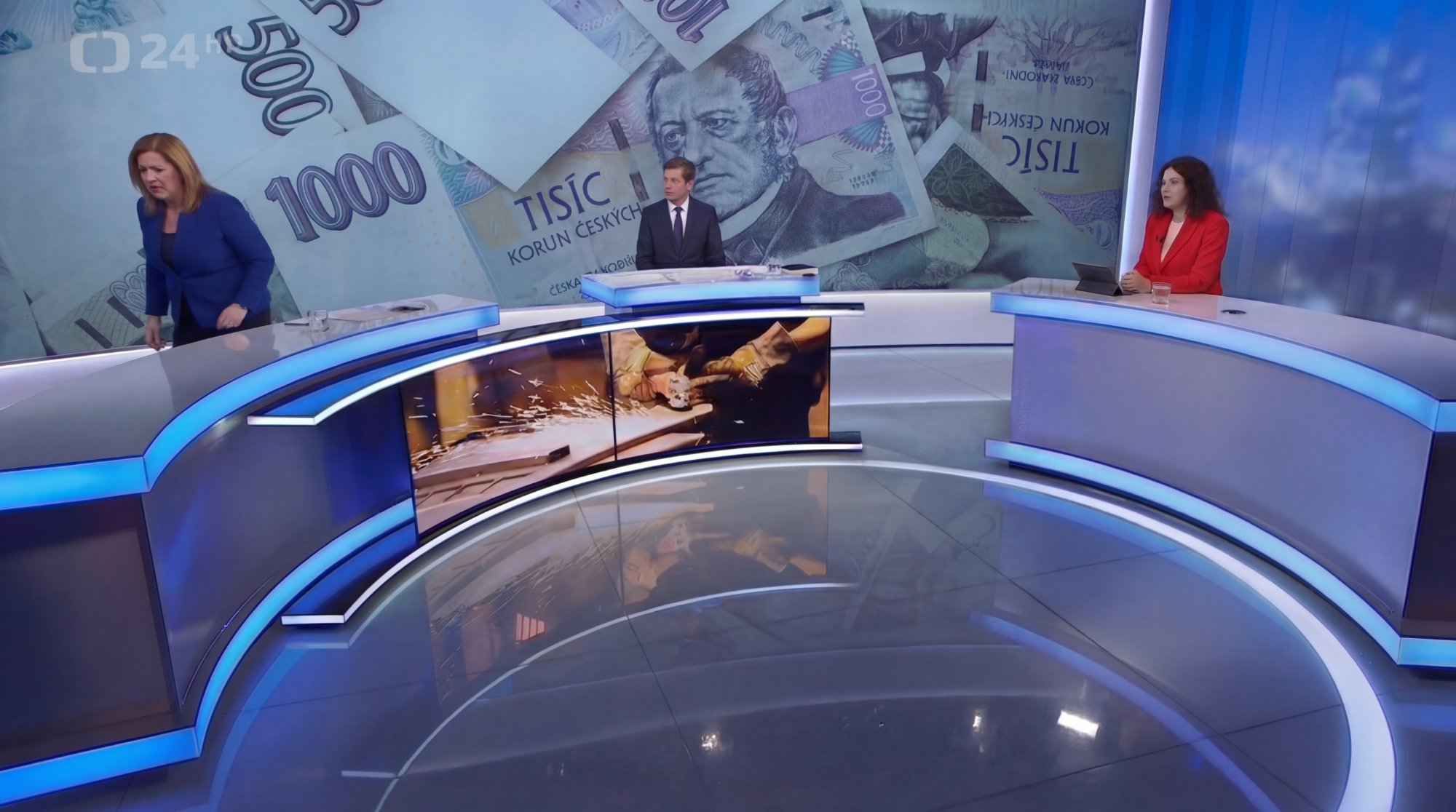 Prázdná židle po odchodu ministryně ze studia